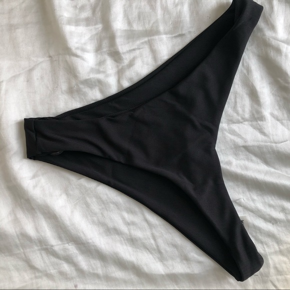 Black Bikini Bottom 🖤 - Picture 4 of 4